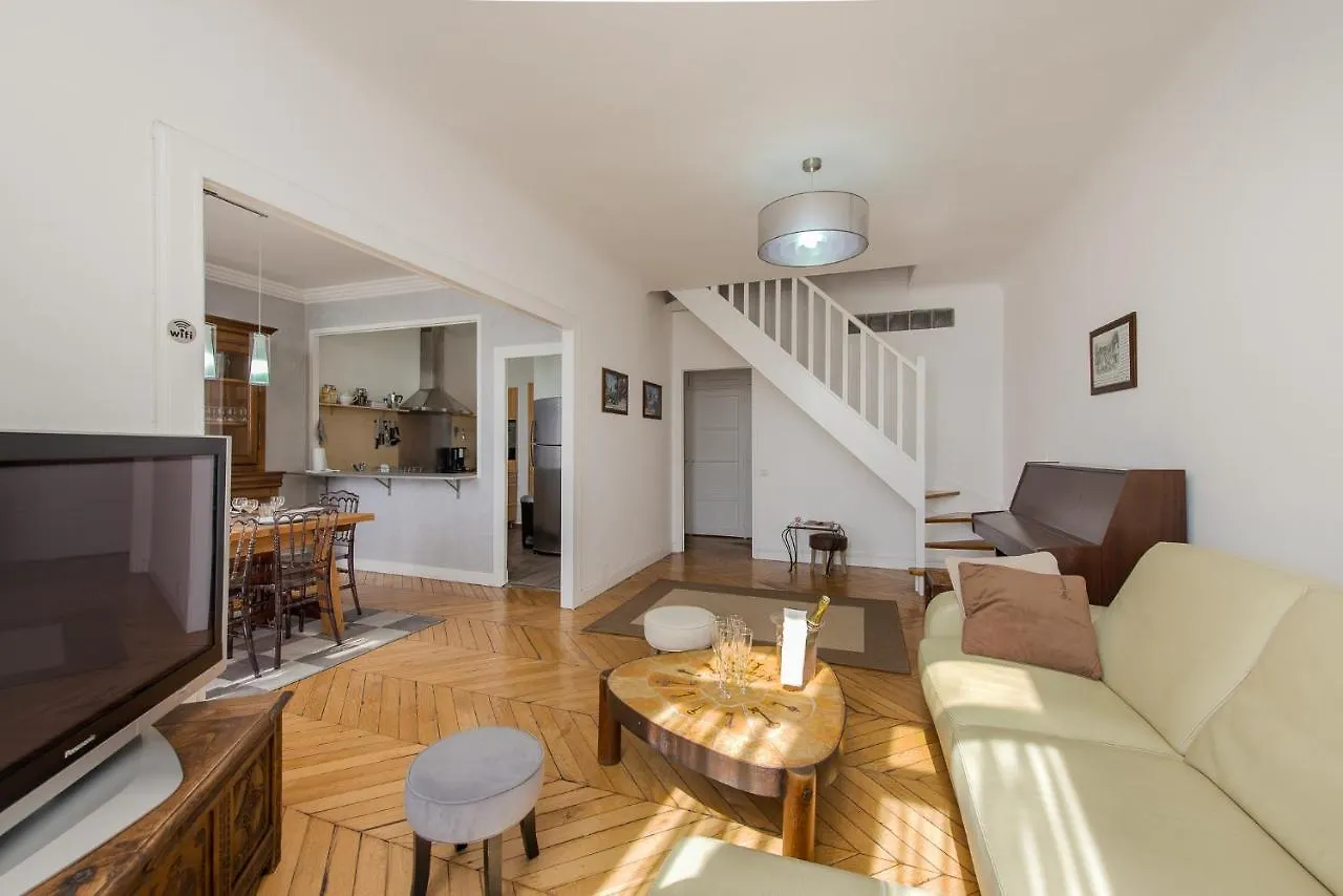 Belle Époque Palace Suites: Seaside Elegance in Menton Apartment