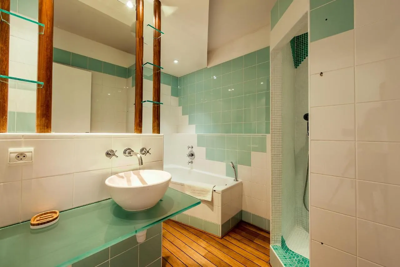 Belle Époque Palace Suites: Seaside Elegance in Menton Apartment