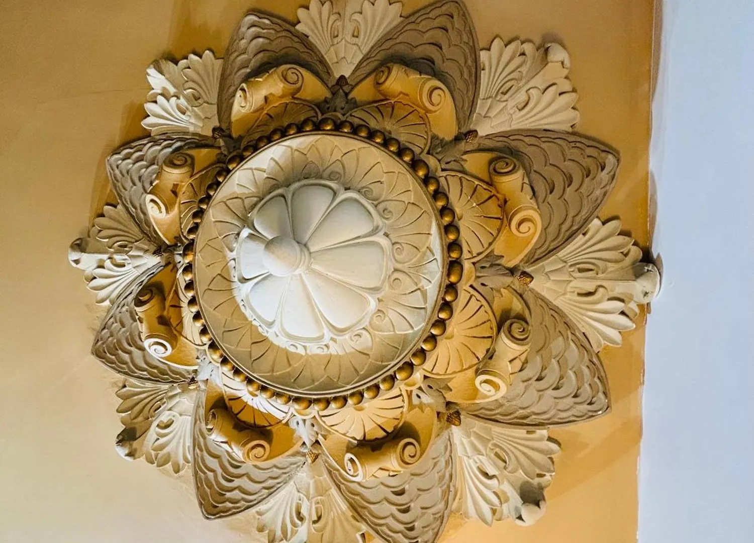 Belle Époque Palace Suites: Seaside Elegance in Menton Apartment
