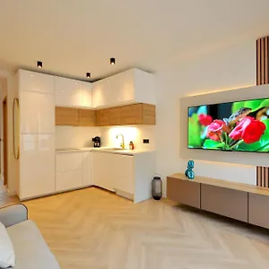 Apartment Monaco # - 6 Persons - Hypercenter - Private Parking - Full Renovated - 2 Bedrooms - Clim - Fast Wifi - Sun And, Menton